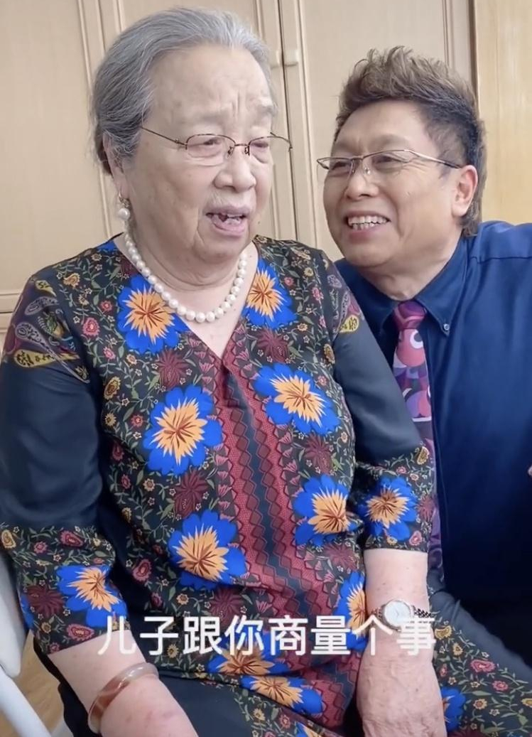 容嬷嬷李明启现身晚会彩排,87岁走路带风,穿200元平价
