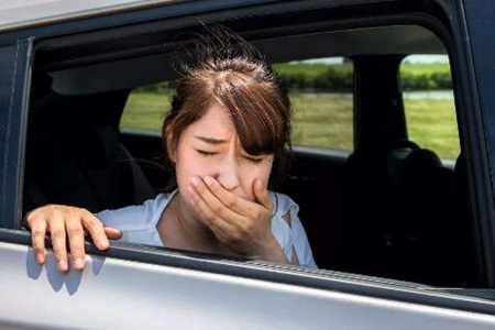 坐油车不晕车,为什么坐电车就晕车了?电车晕动症为何更普遍?