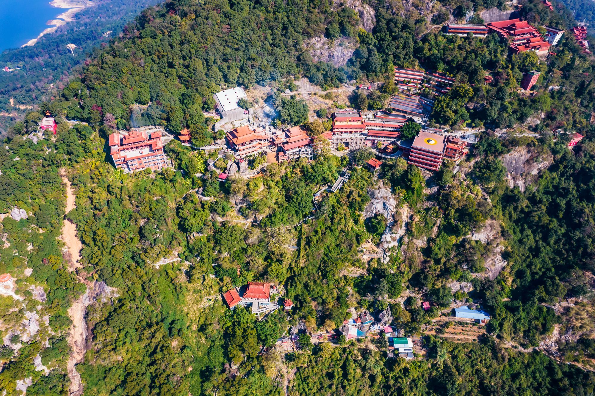 福建福清有一座石竹山,是中华梦文化的传承地,众多游客来此祈福