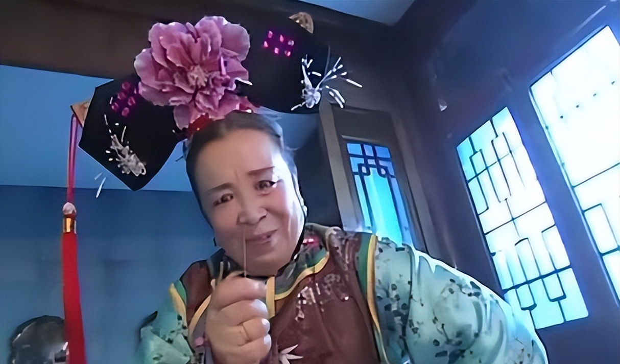 容嬷嬷李明启现身晚会彩排,87岁走路带风,穿200元平价鞋