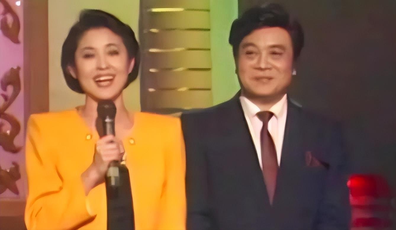 倪萍主持生涯最大的事故春晚直播现场收到四张白纸救场却被怼