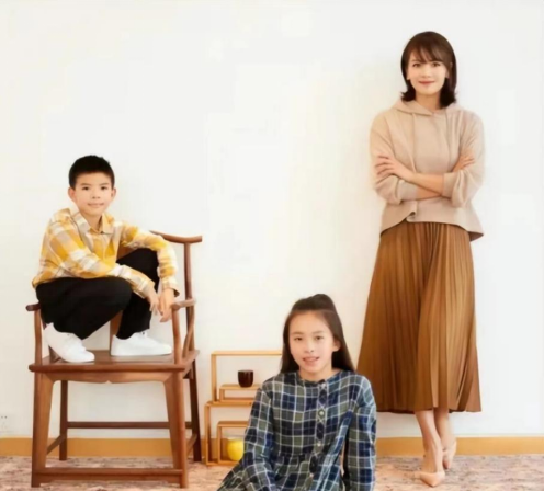 刘涛首晒全家福,14岁女儿美貌惊艳似妈妈,8岁儿子阳光帅气像