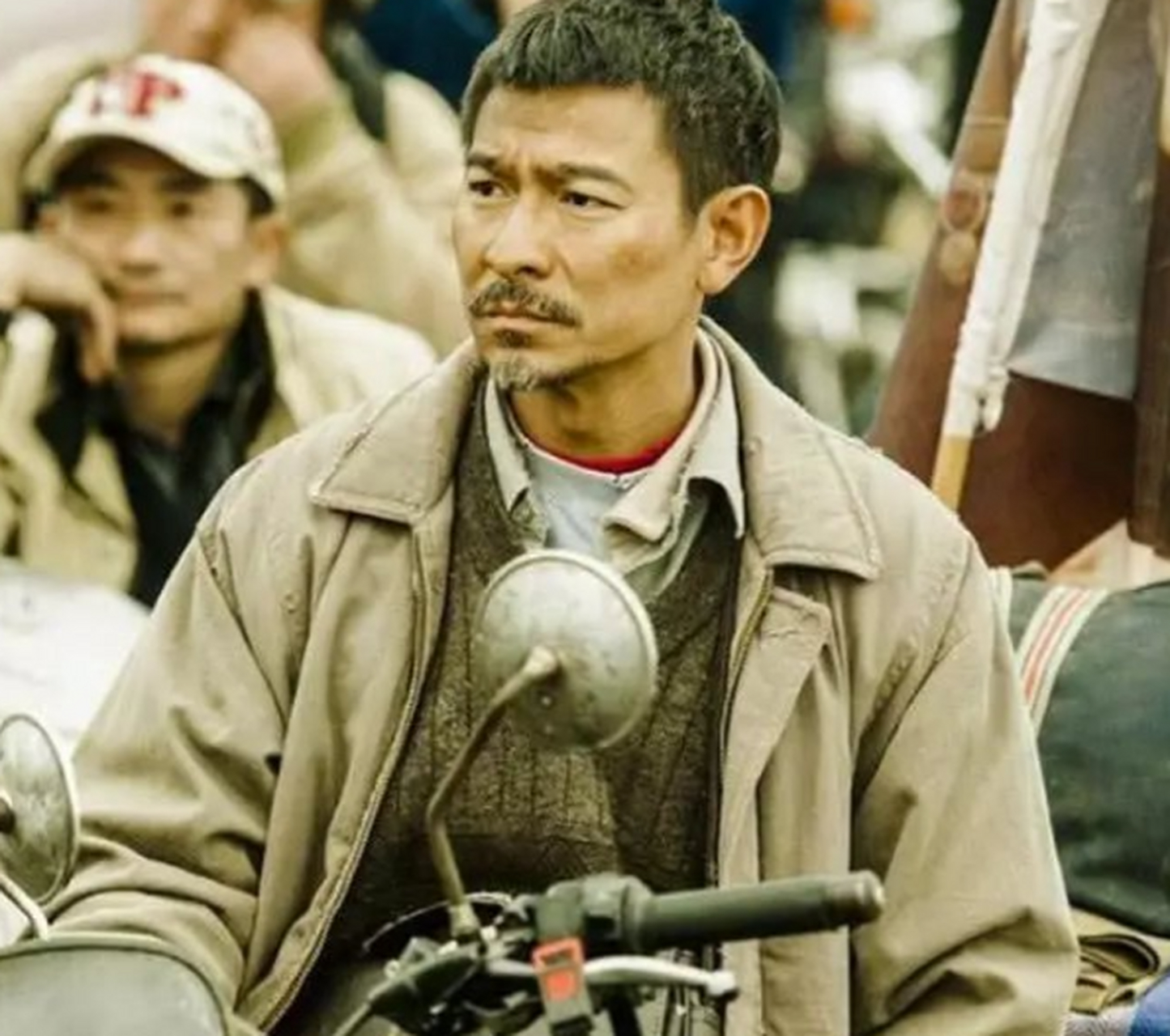 2014年,刘德华排队取完饭盒,和群演一起蹲在路边吃