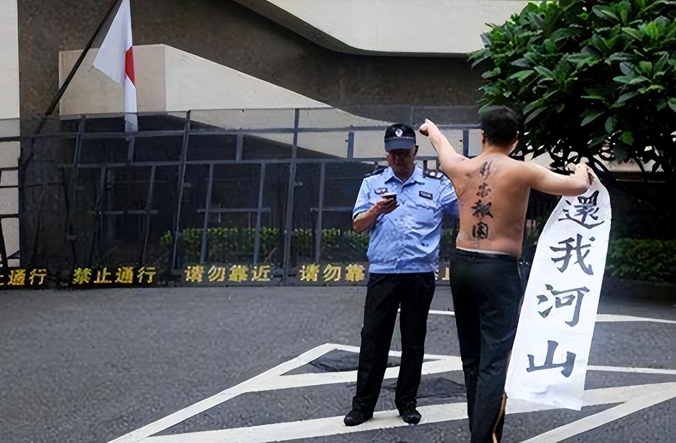 火烧靖国神社的刘强,回国后不被待见,妻子闹离婚,还被单位开除
