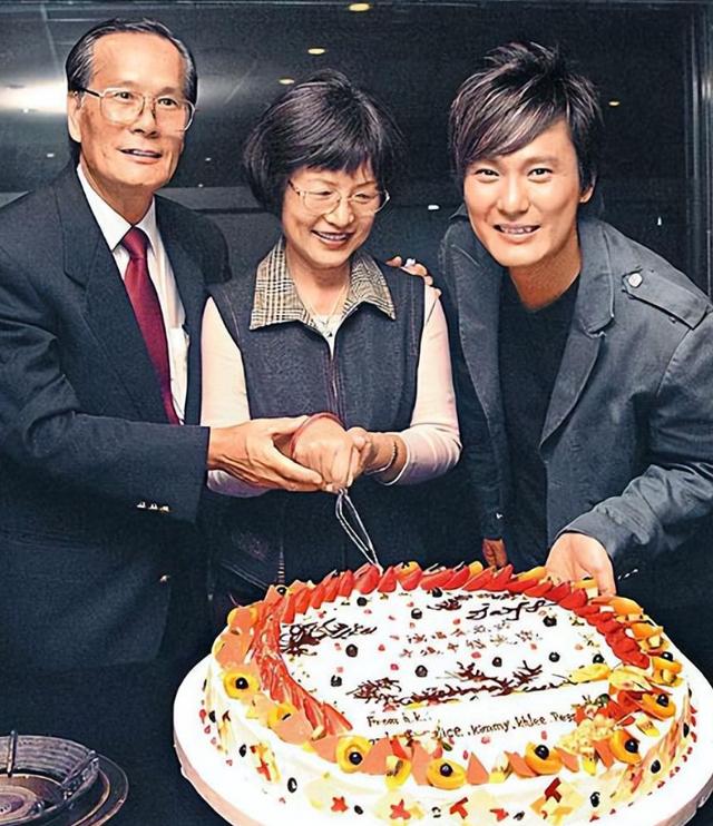 情歌王子张信哲:出道36年零绯闻至今未婚,他本可以体面的老去