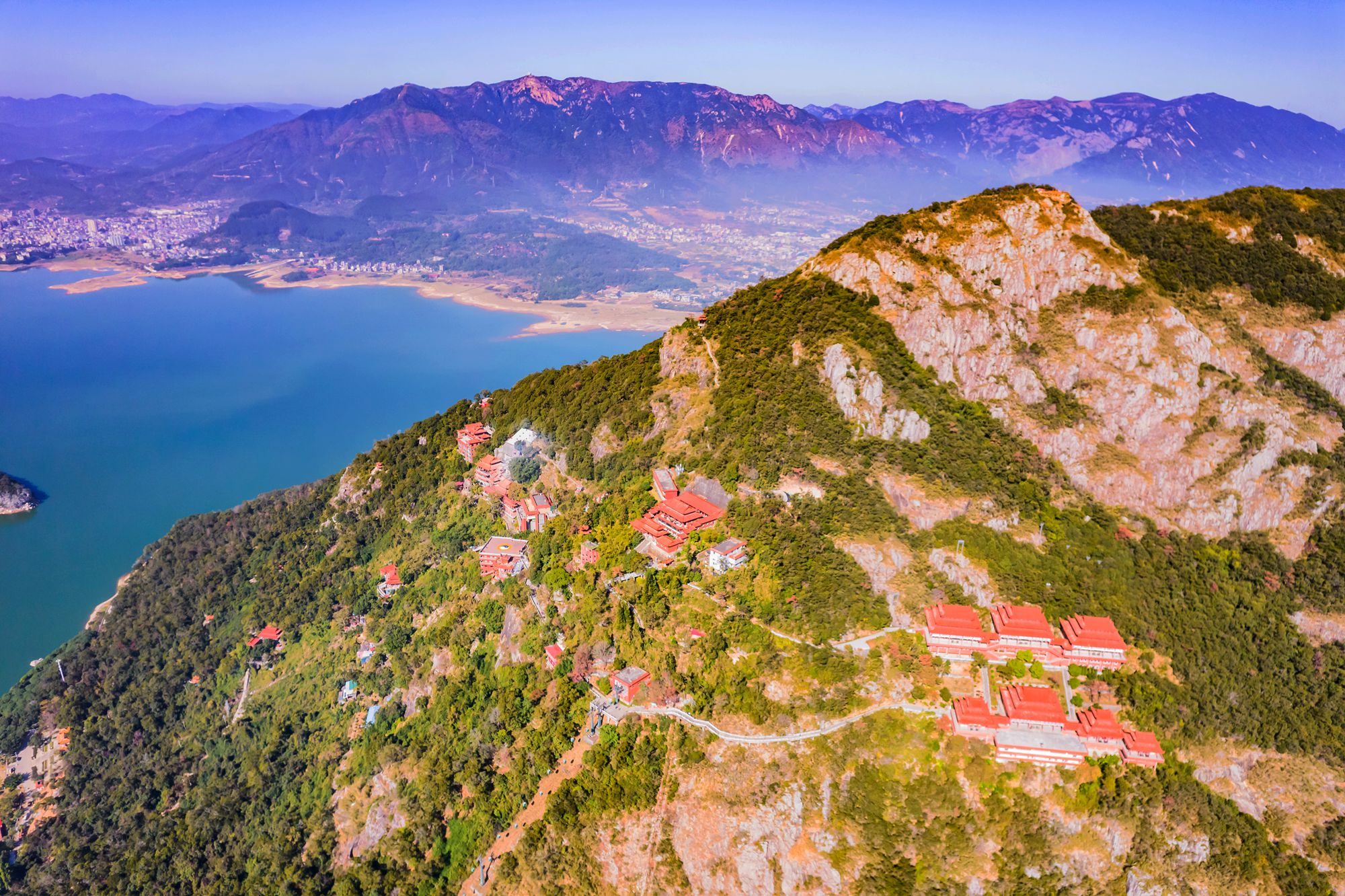 福建福清有一座石竹山,是中华梦文化的传承地,众多游客来此祈福