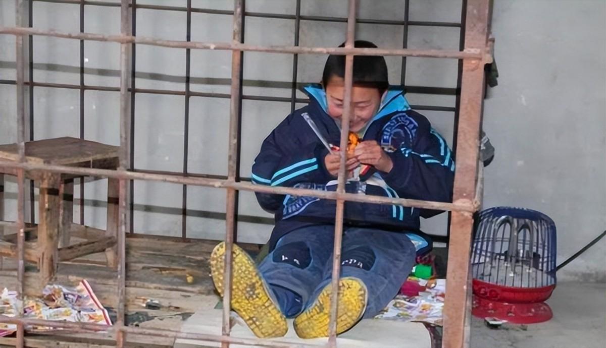 2003年智障母亲生下一子,11年后父无奈焊铁笼关傻儿:我也不忍心