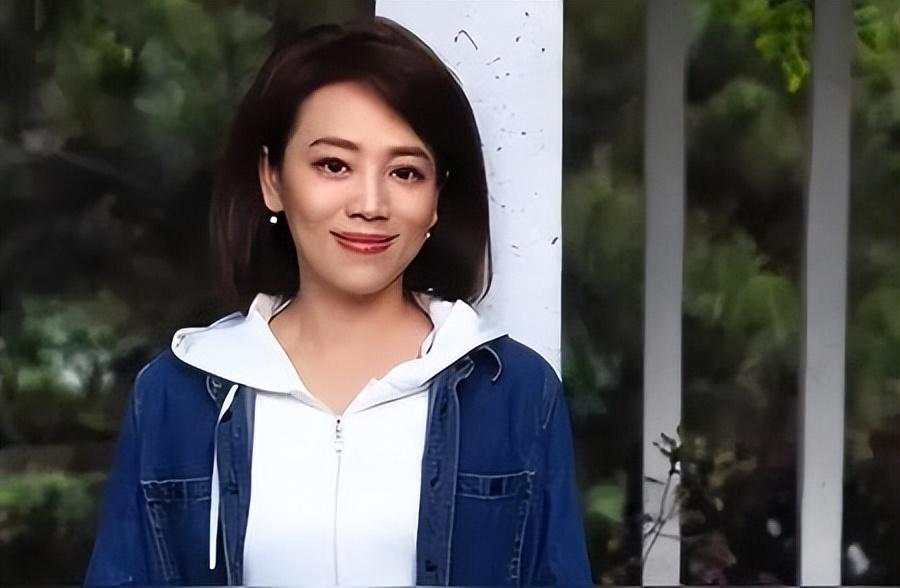 央视主持劳春燕:婚后不顾父母反对与丈夫分居,她可曾后悔过?