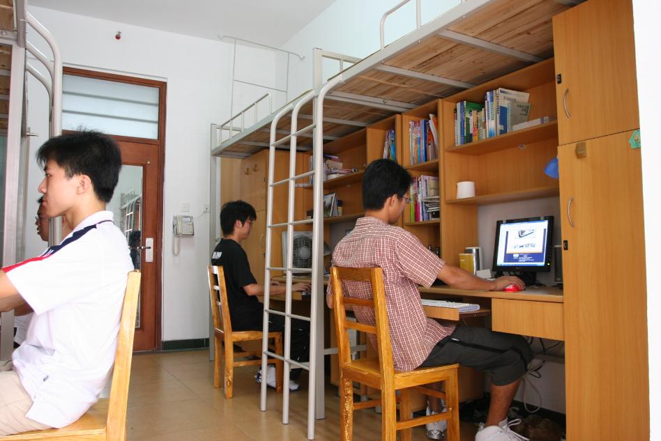 从"家人"到"陌生人":当代大学宿舍关系为何越住越冷?