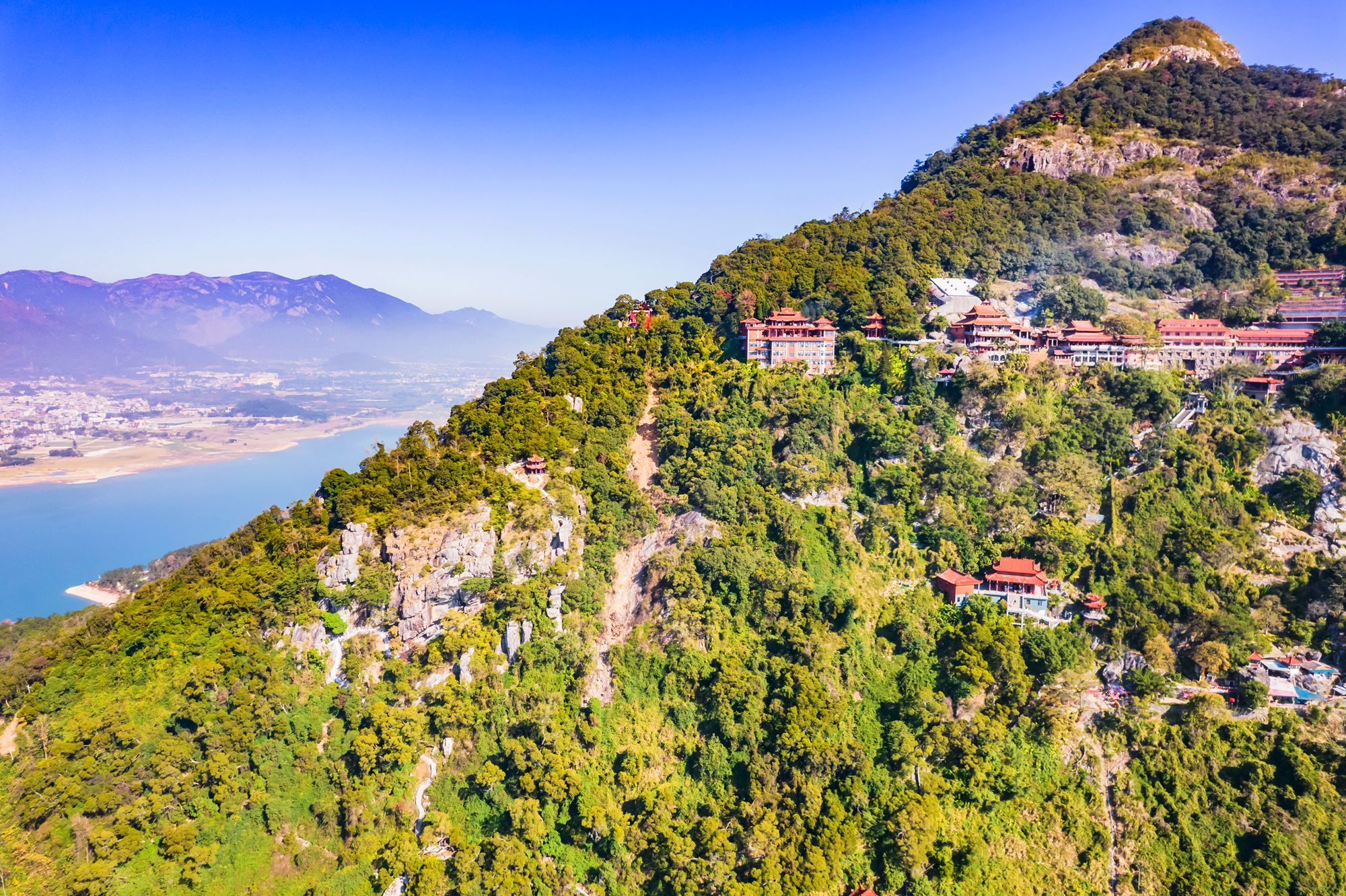 福建福清有一座石竹山,是中华梦文化的传承地,众多游客来此祈福