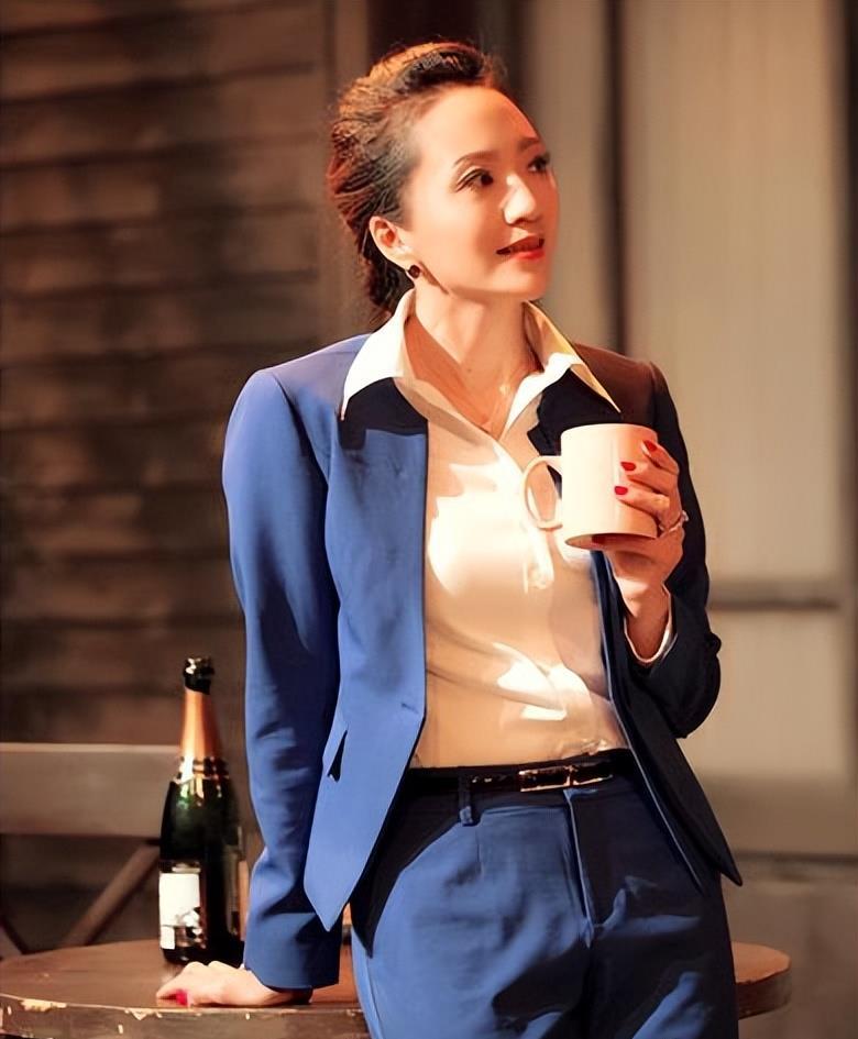 她被誉为"桂林最美女演员",出道38年0绯闻,51岁仍美得很自然