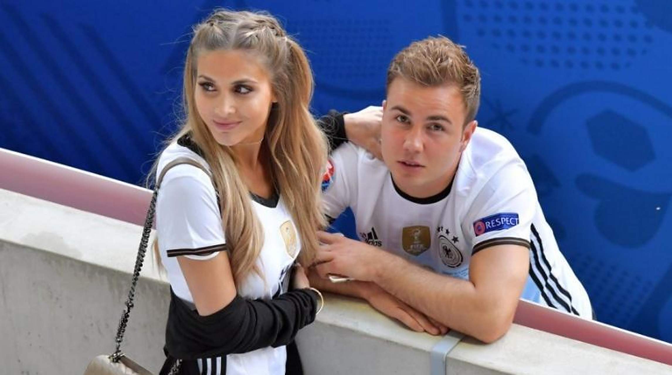 格策和凯瑟琳在nba巴黎赛上亮相,格策身材苗条,凯瑟琳容光焕发.