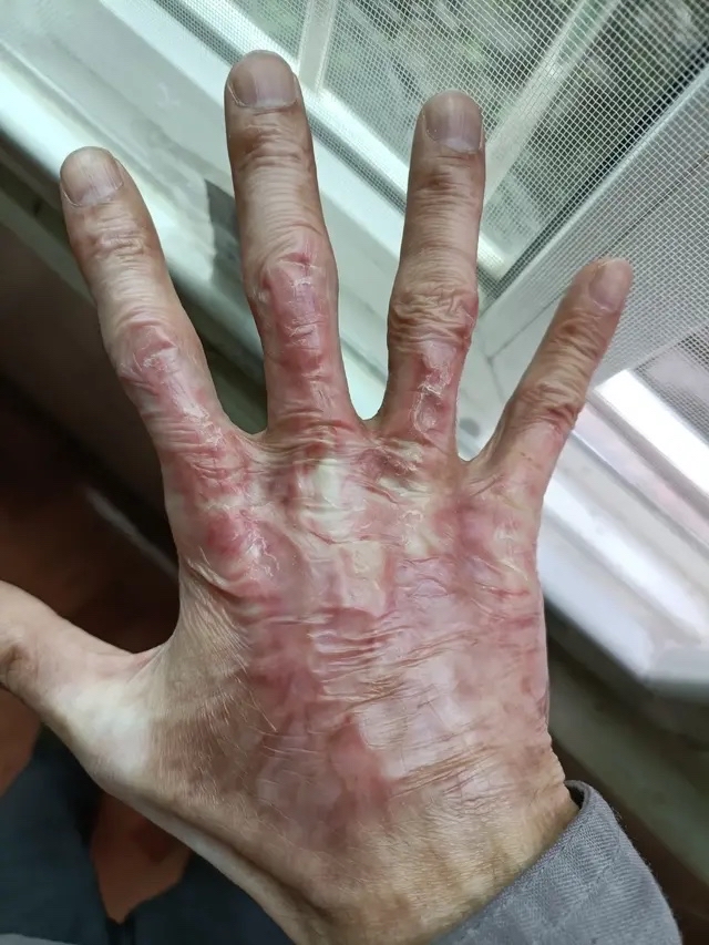 网友b:以前有个同事,总觉得带电操作才是技术
