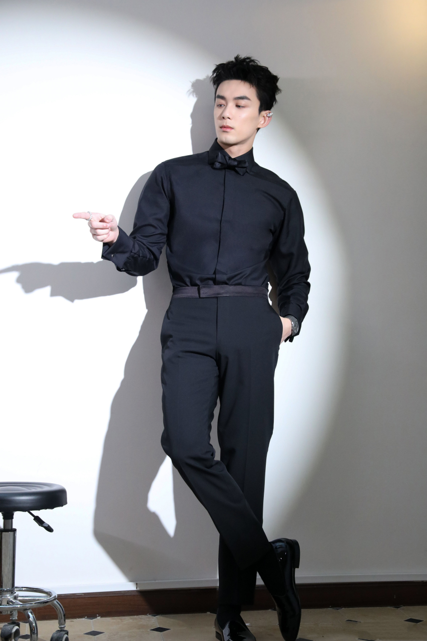 吴磊今日营业图!主打一个"all black的诱惑"嘛?