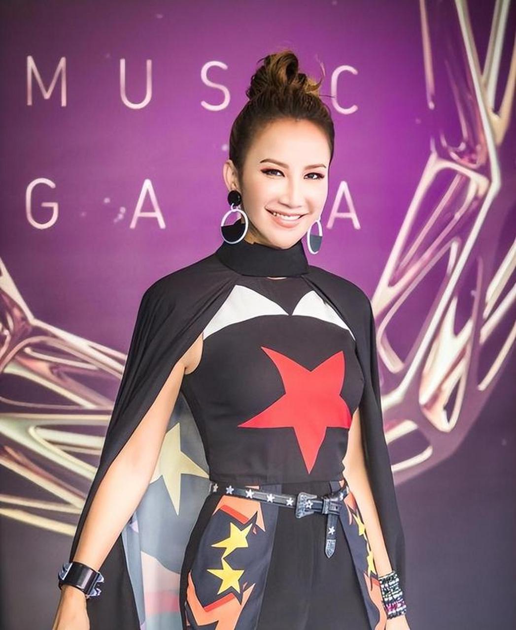 不过,她的粉丝们可没忘记她,大家齐聚武汉石门峰李玟纪念园,给她过