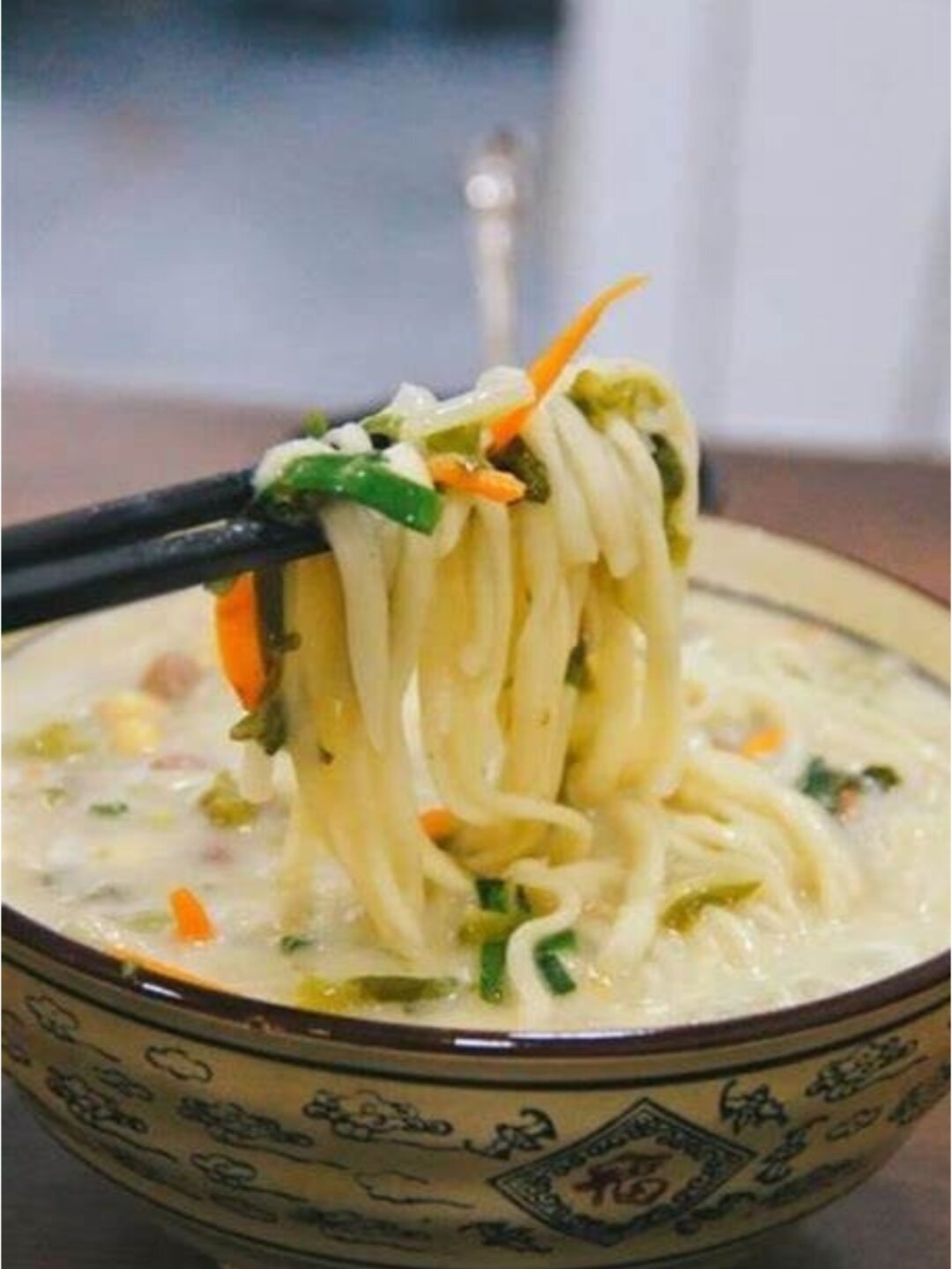 河南省最具人气的十大特色美食  烩面:河南地区的传统美食,以优质高筋