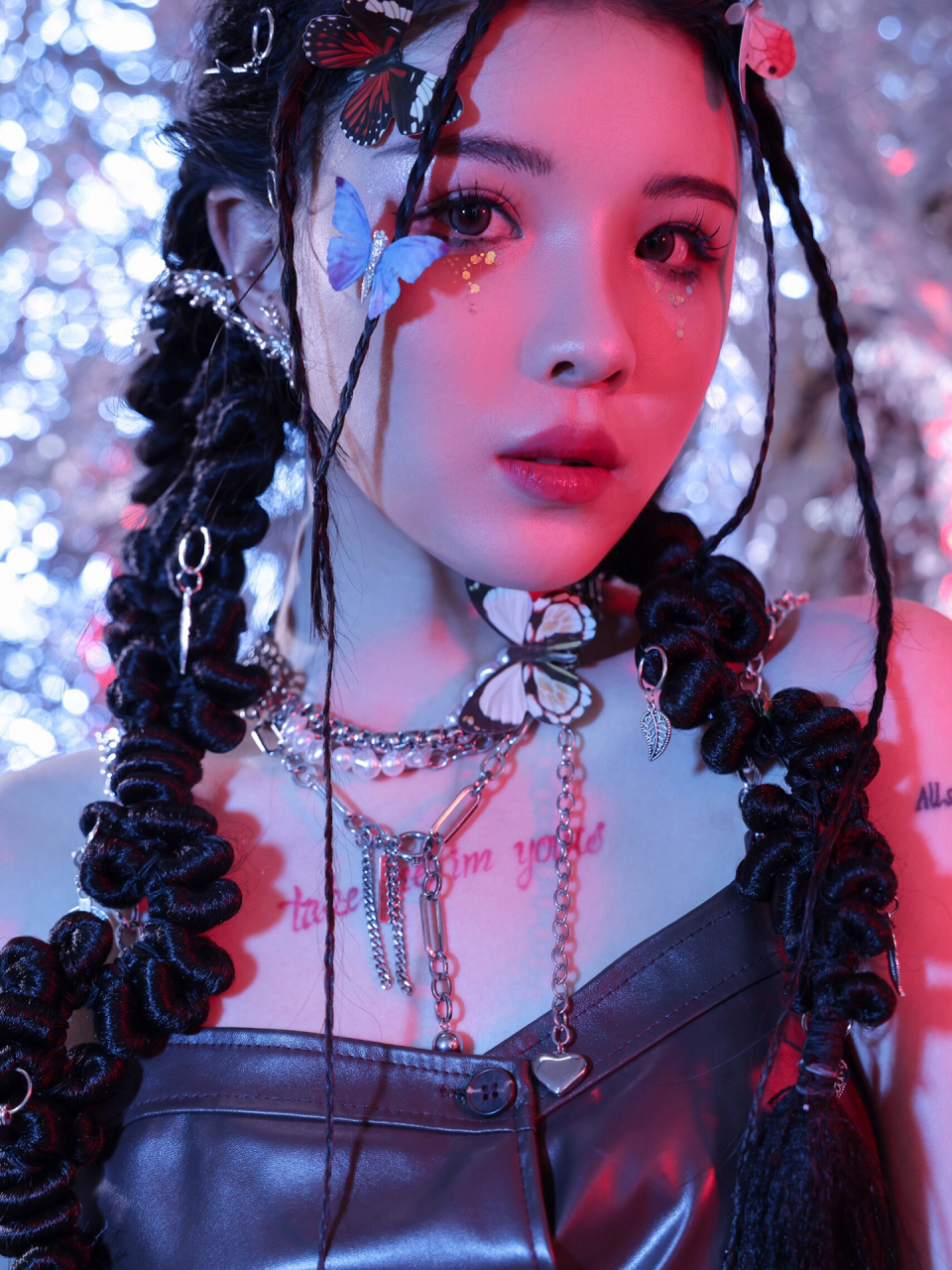 赛博朋克妆容分享  今日我尝试了一个充满机械感的妆容,展现出赛博