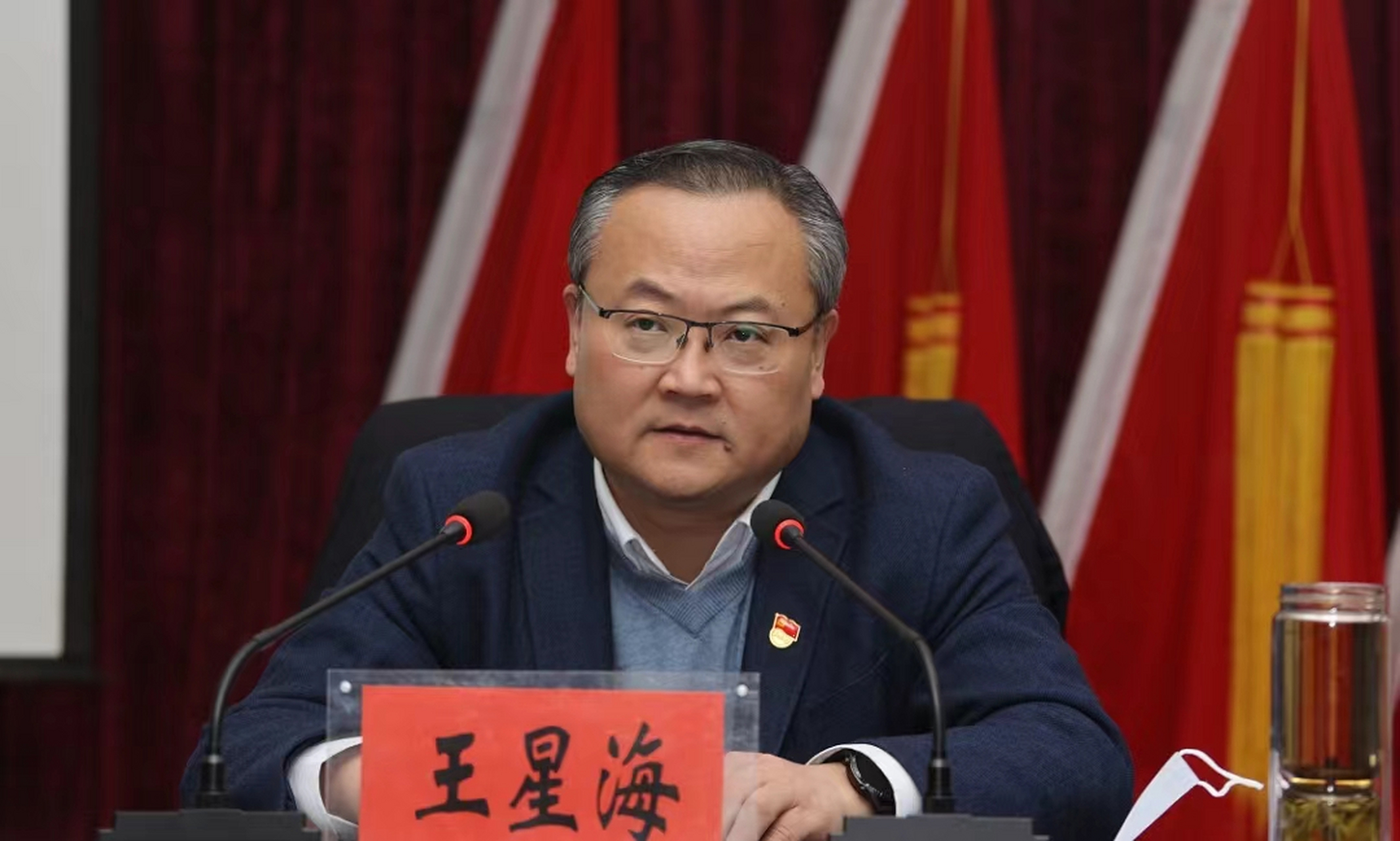 1945年10月,5名拿着冲锋枪的军人闯入"汉奸"王星海家里,要将他抓住