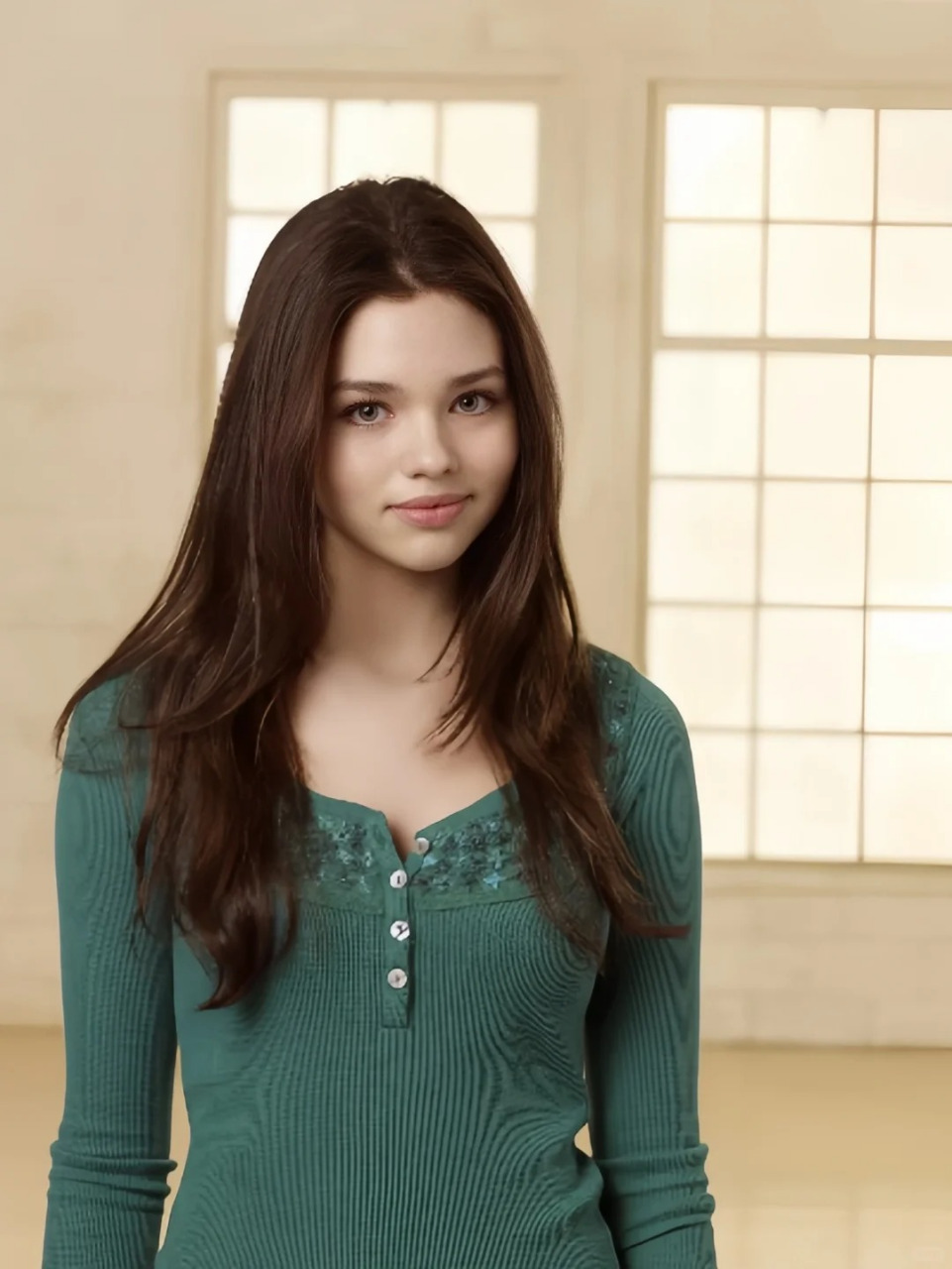 英迪娅·埃斯利(india eisley)是一位1993年出生于美国加州洛杉矶的