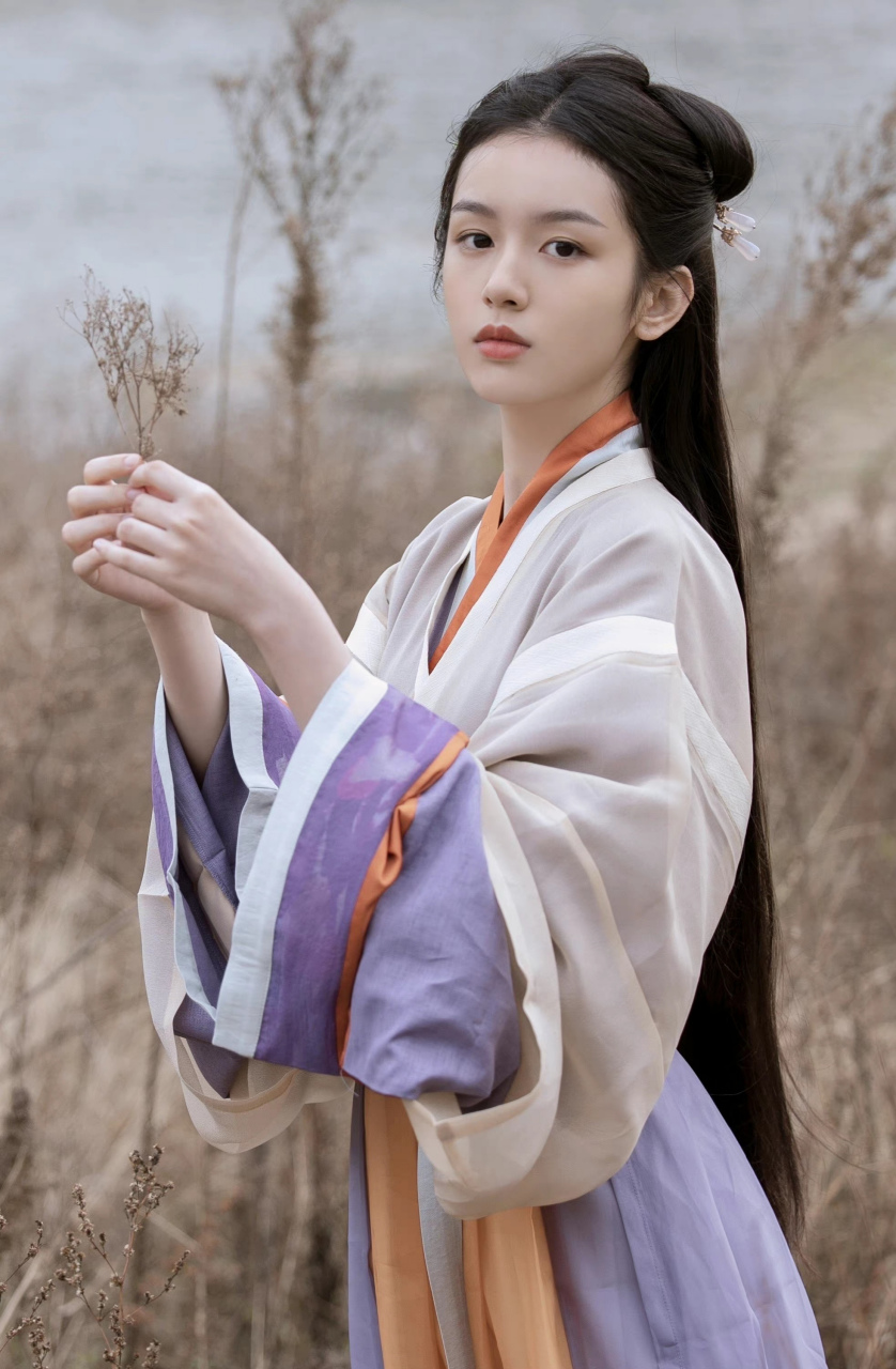 周也这身浅色古装造型真是美翻了!