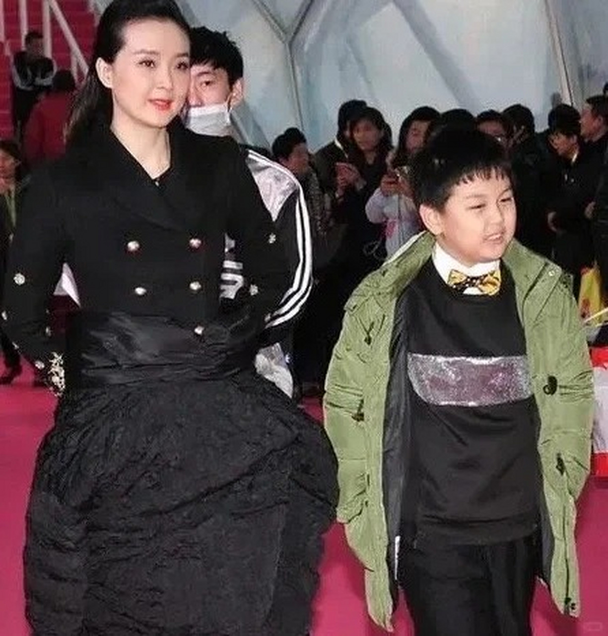 王艳晒出儿子近照,让人们回想起他小时候参加综艺节目的可爱模样,令人