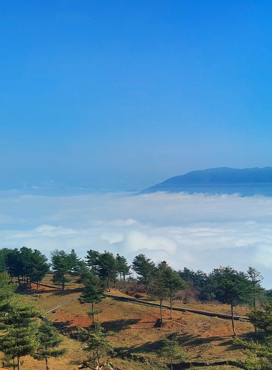 我们的徒步之旅从丰都县的花尖堡开始,这条小环线全程12公里,预计