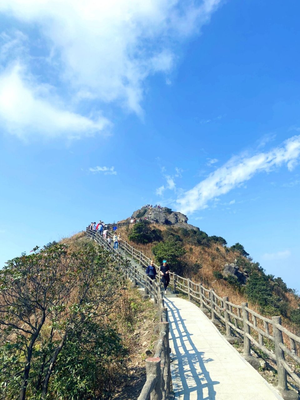 银瓶山,东莞第一峰,拿下  临时起意,没做攻略,一大早9点刚过就到了