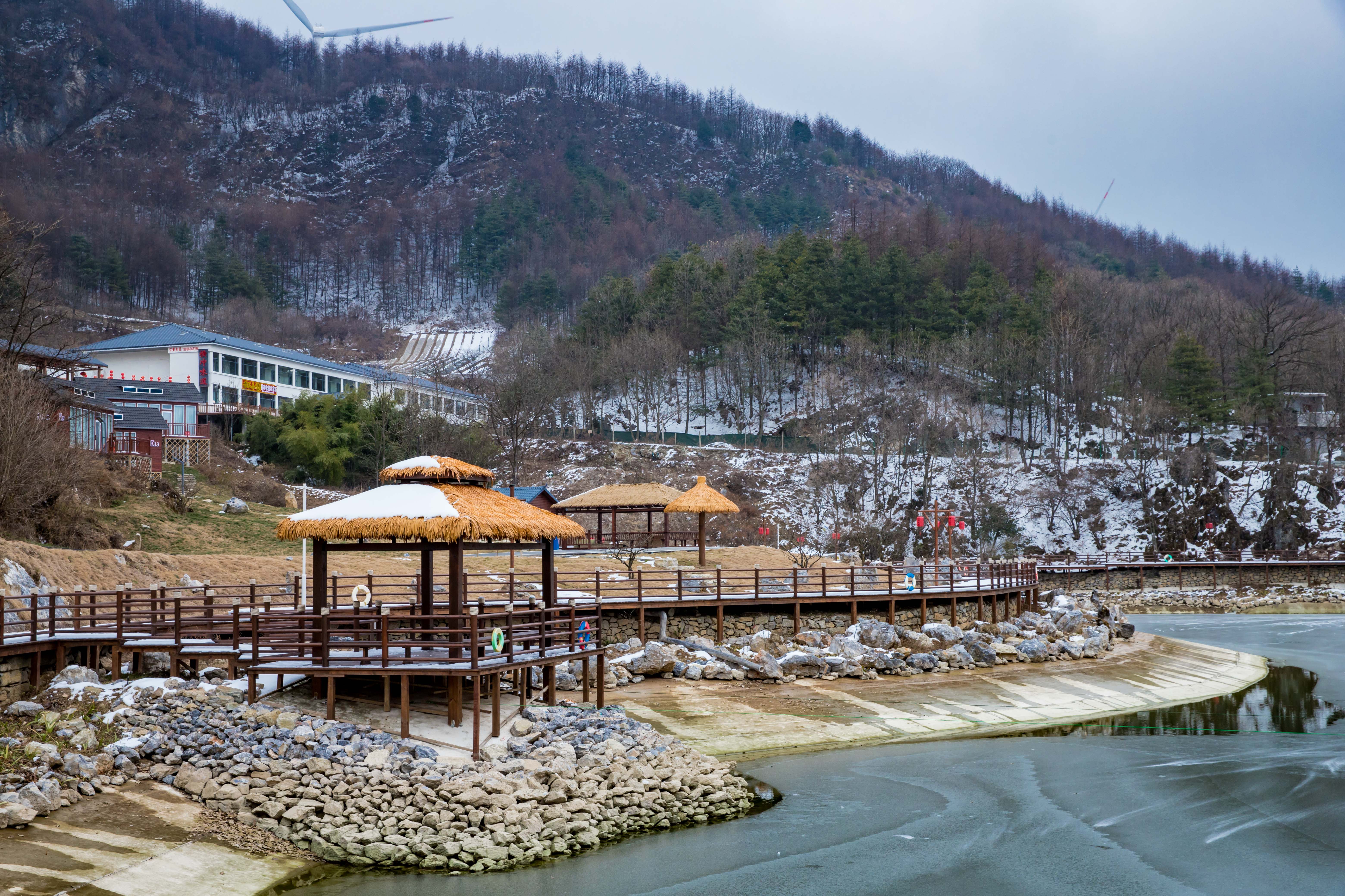 湖北保康县境内的横冲冬日,这本是一个省内外有名气的滑雪场,其实来了