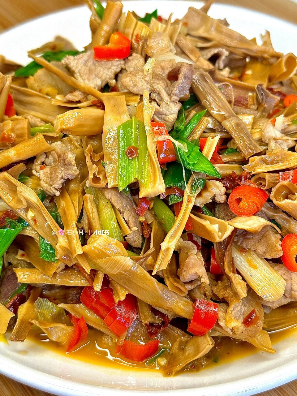 家常小炒最抚凡人,嘎嘎下饭的笋干炒肉  笋干炒肉笋香伴着肉香,汤汁鲜