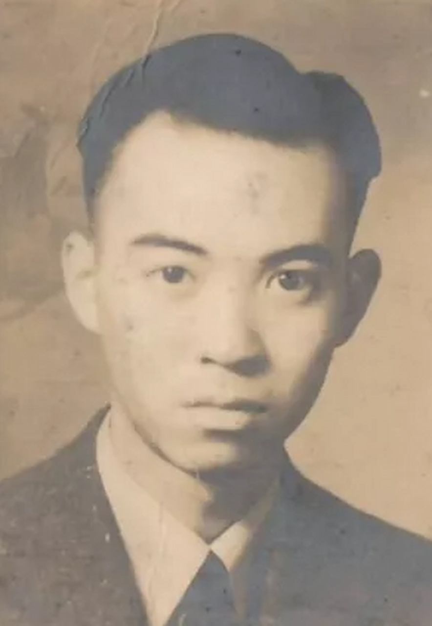 1945年10月,5名拿着冲锋枪的军人闯入"汉奸"王星海家里,要将他抓住.