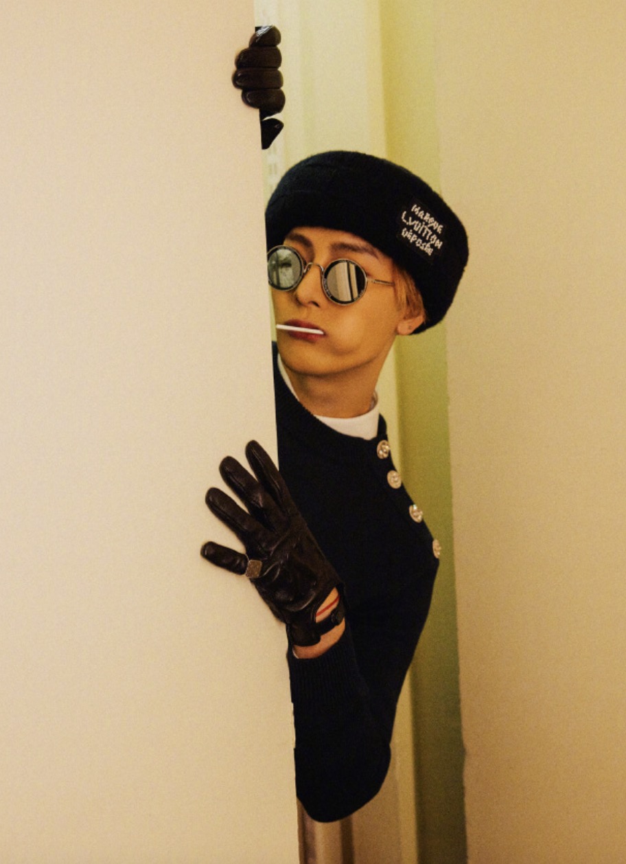 王嘉尔皮手套上戴戒指,时尚又精致 贵气又松弛,也只有王嘉尔了 ,少年