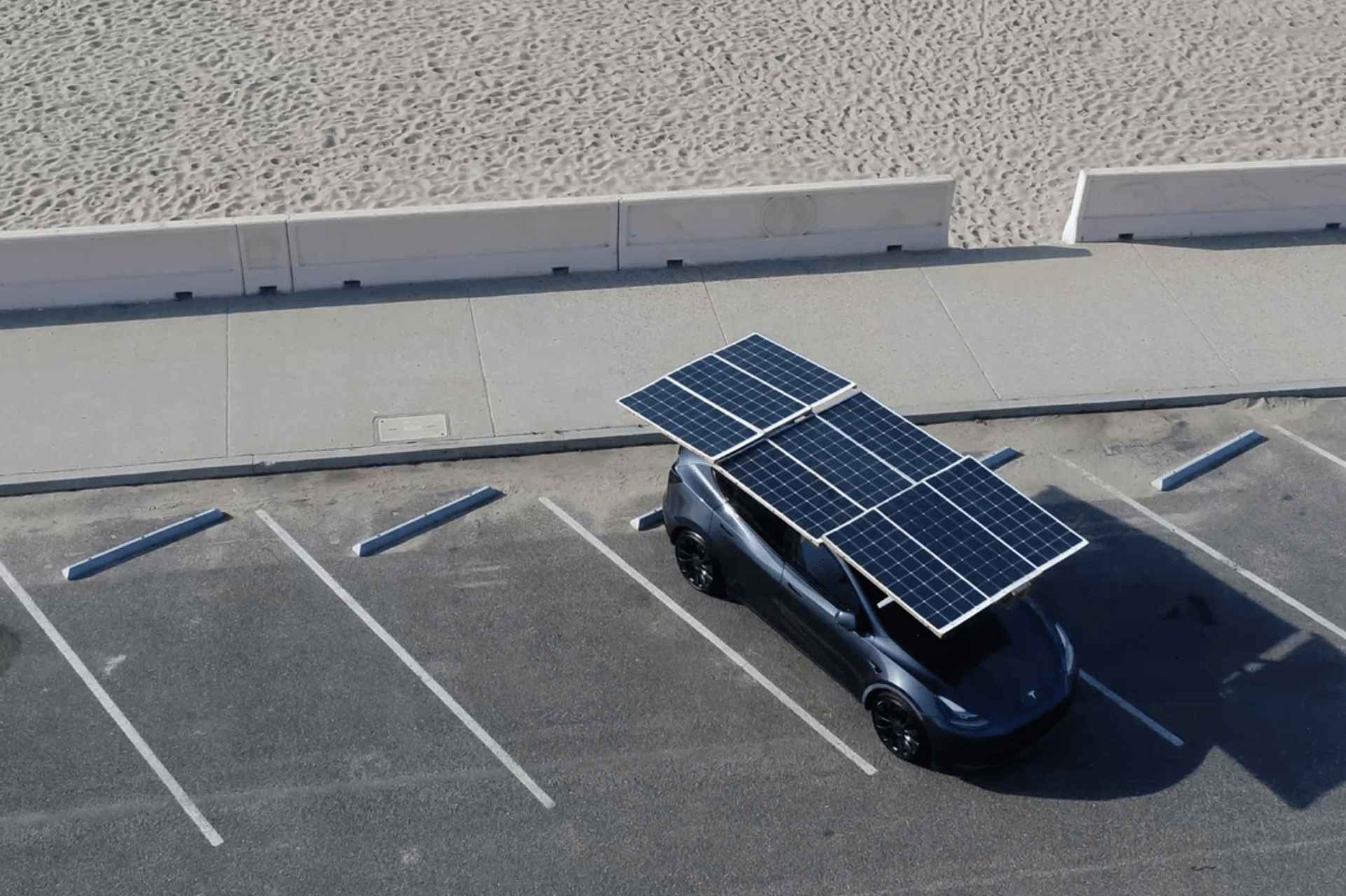 国外特斯拉 model y 车主自制太阳能车顶(名为 beta one 的太阳能车顶