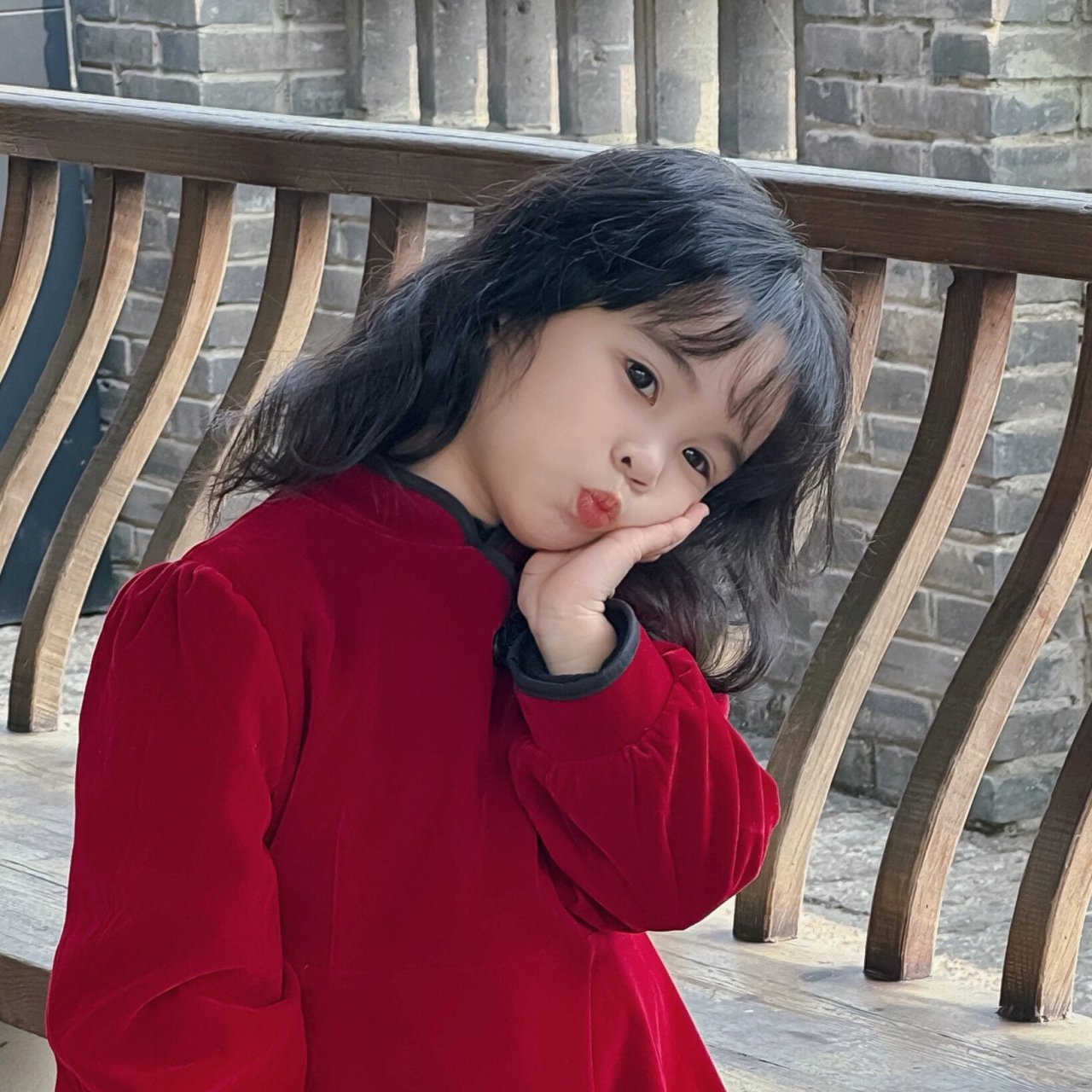 红色象征着好运和幸福,小公主穿上红色衣服真是太美了.