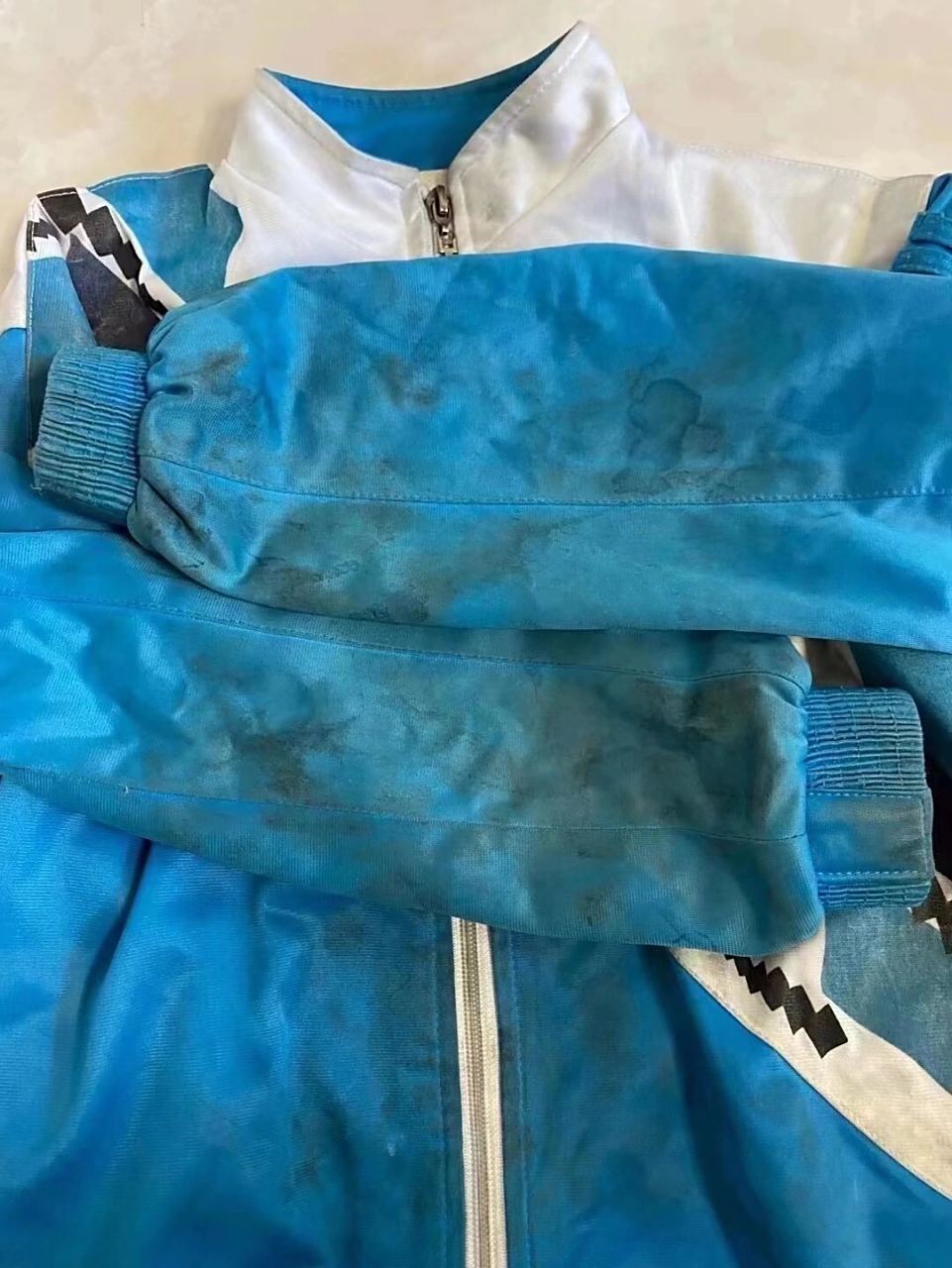 校服难洗 学生的衣服只有更脏没有蕞脏,满身的油渍,用这个爆炸盐泡半