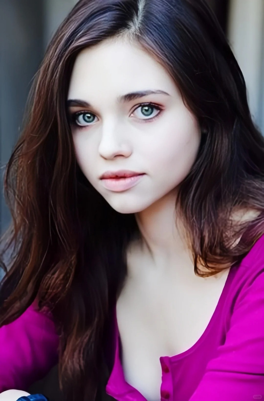 英迪娅·埃斯利(india eisley)是一位1993年出生于美国加州洛杉矶的