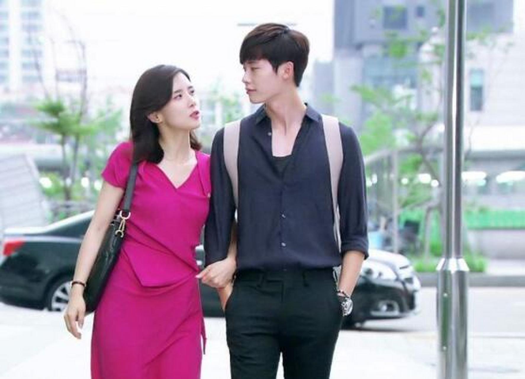 他有家庭有孩子,但在经济,精神,肉体上都能满足我.