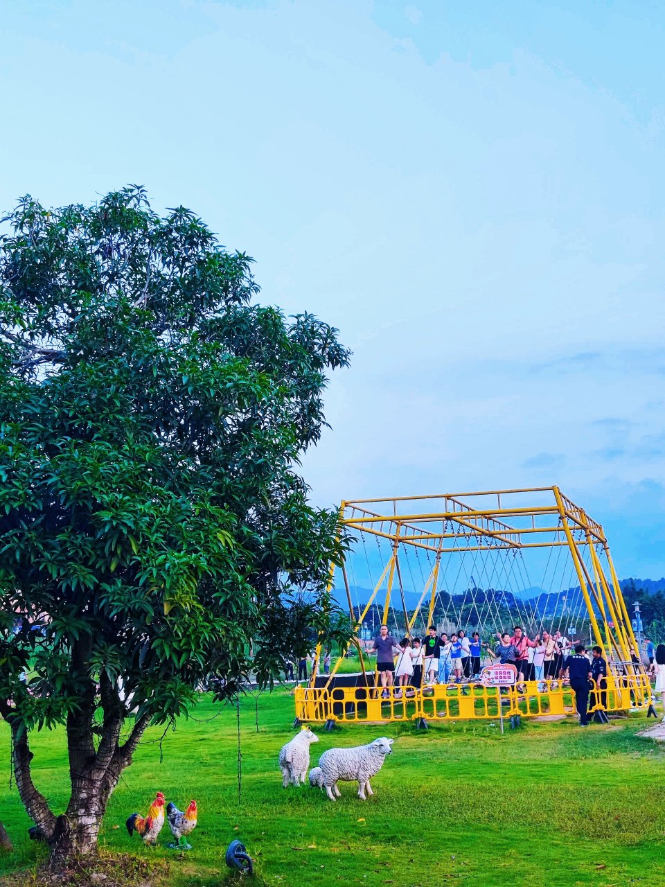 惠州丹凤谷的巨型草莓熊发圈,萌化了无数人的心!