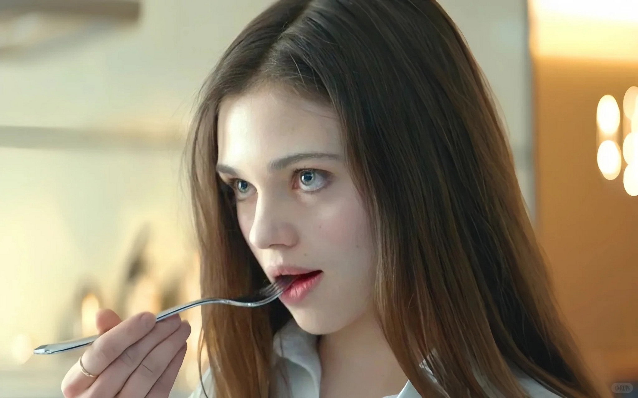 英迪娅·埃斯利(india eisley)是一位1993年出生于美国加州洛杉矶的