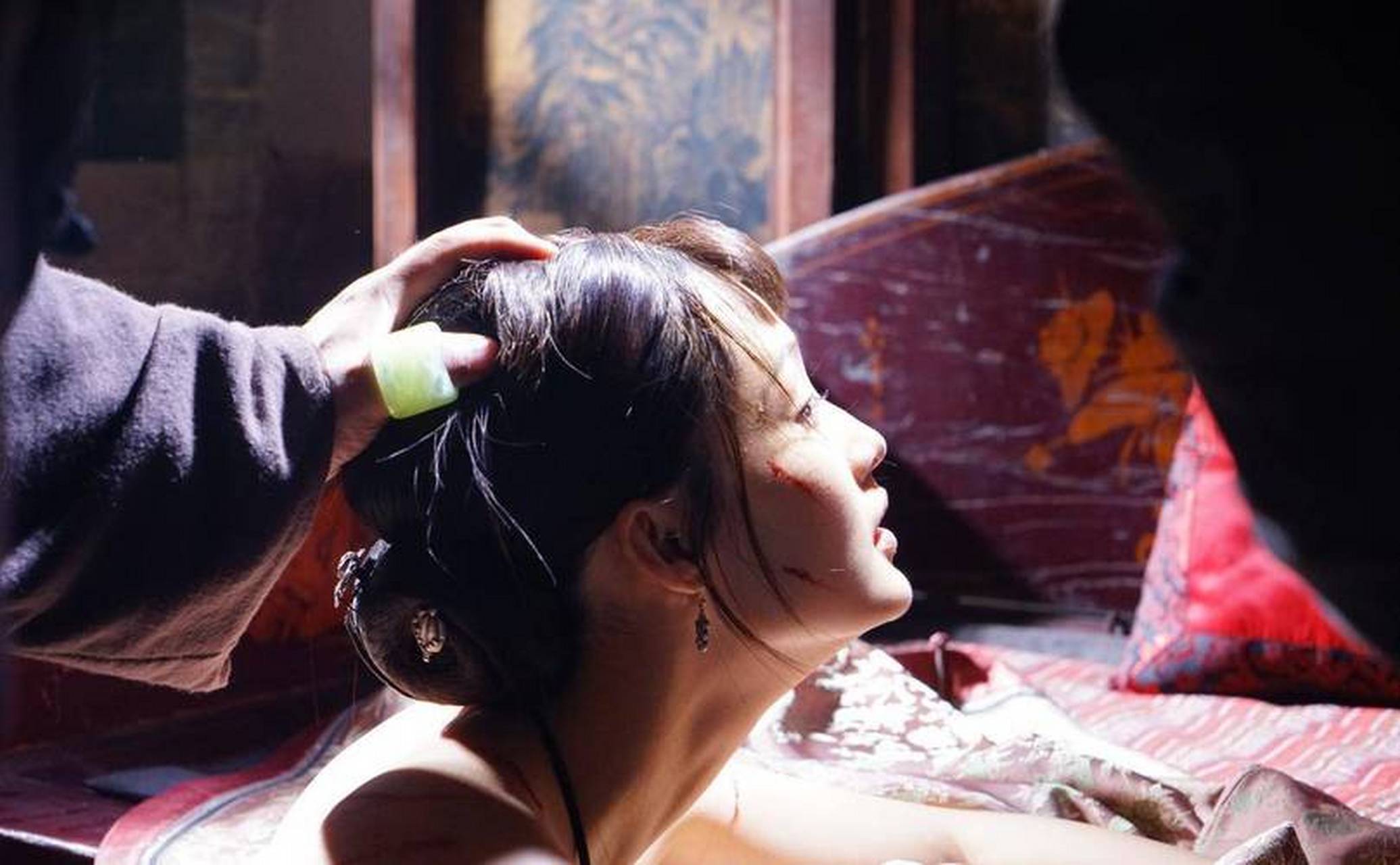 深夜,独居在村口窑洞里的年轻女人田小娥正在睡梦之中,突然听到了一阵