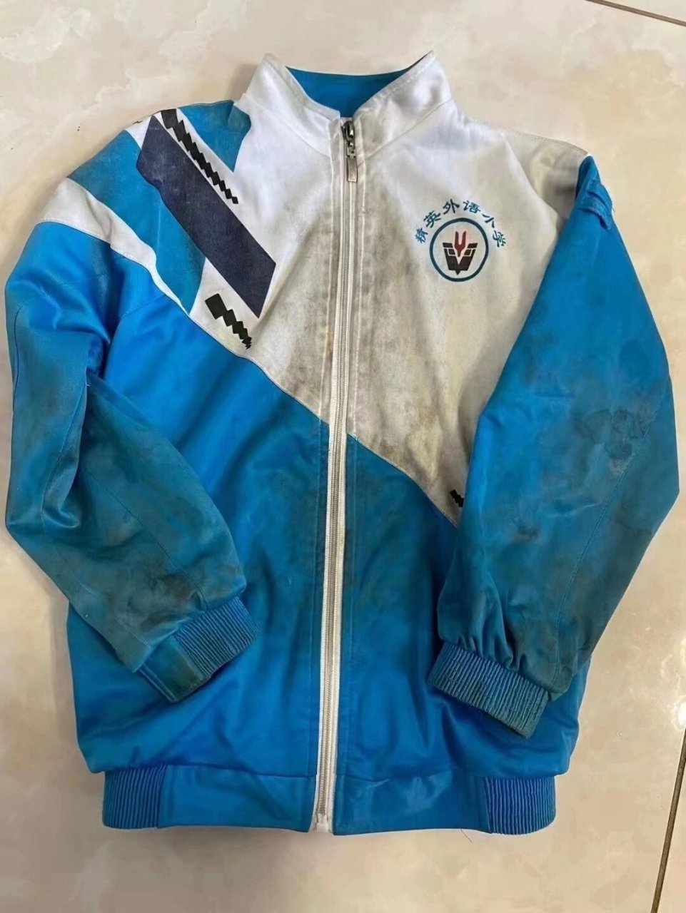 校服难洗 学生的衣服只有更脏没有蕞脏,满身的油渍,用这个爆炸盐泡半