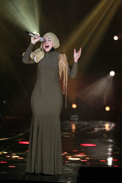 出色的唱功和独特的音乐风格征服了评委,她就是马来西亚歌星茜拉