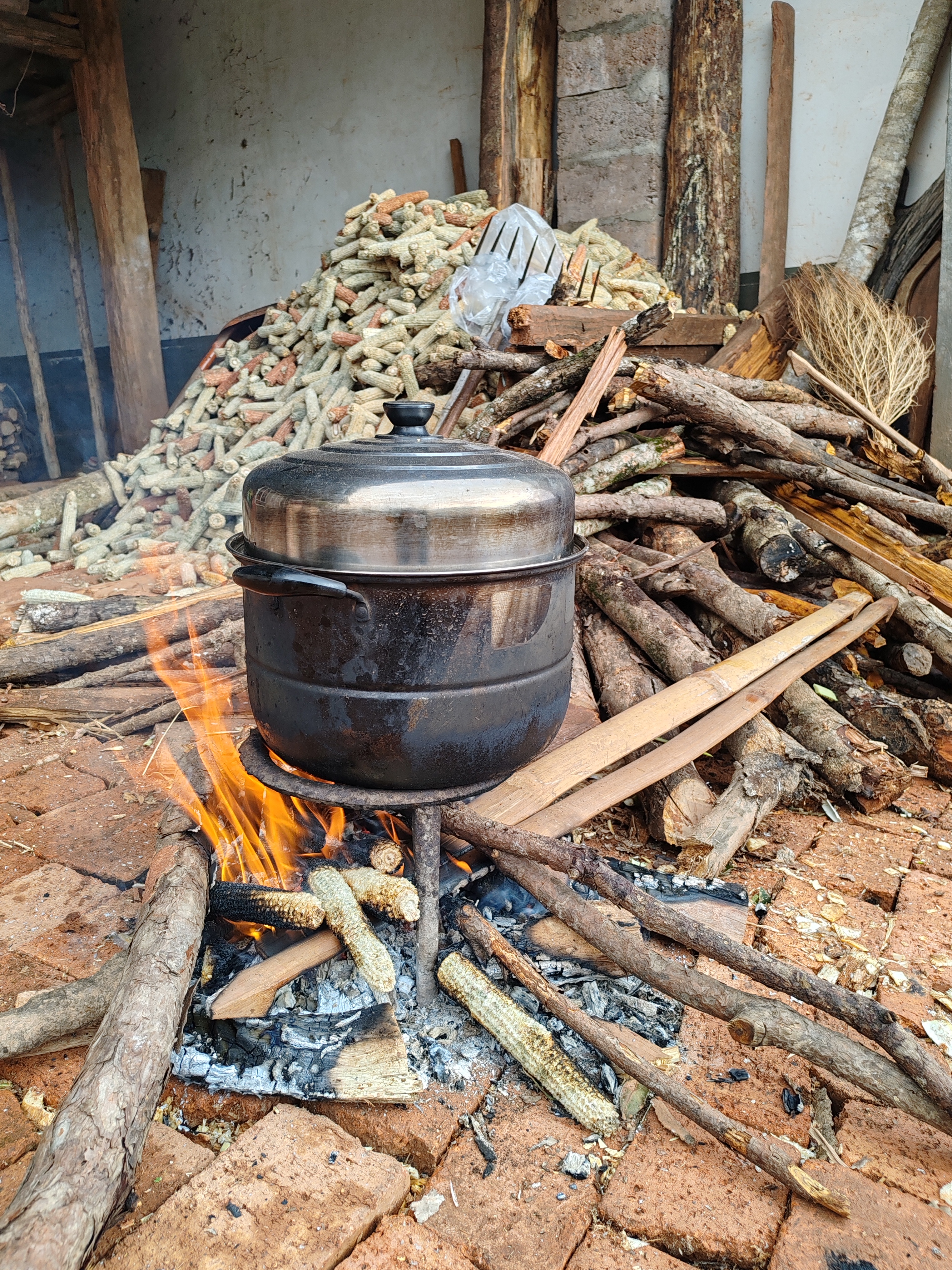 百家快评# 这种柴火灶,现在很难见到,只有山区老百姓还在用,这就叫