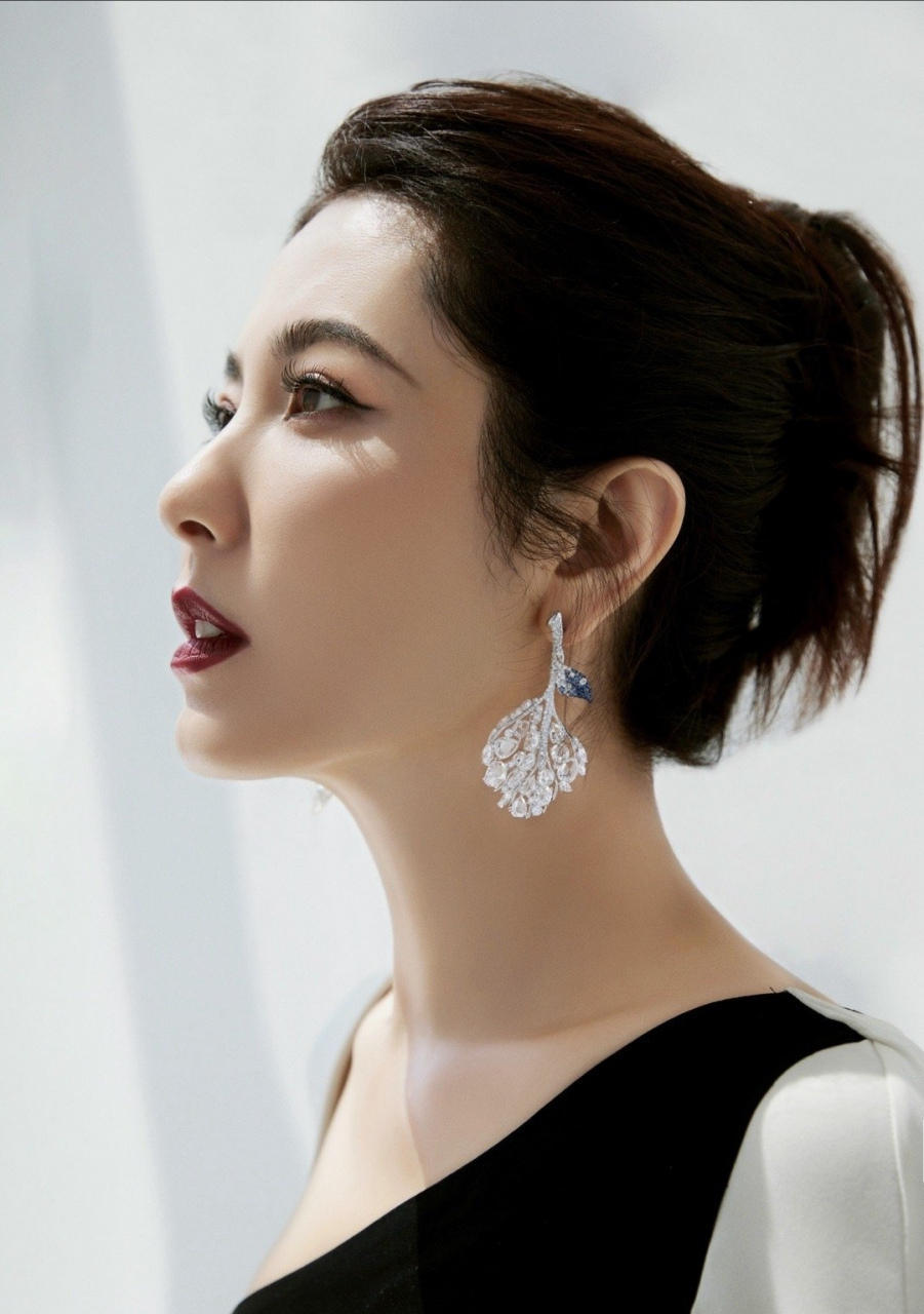 她的红唇鲜艳得像一朵盛开的玫瑰,真是太吸引人了!