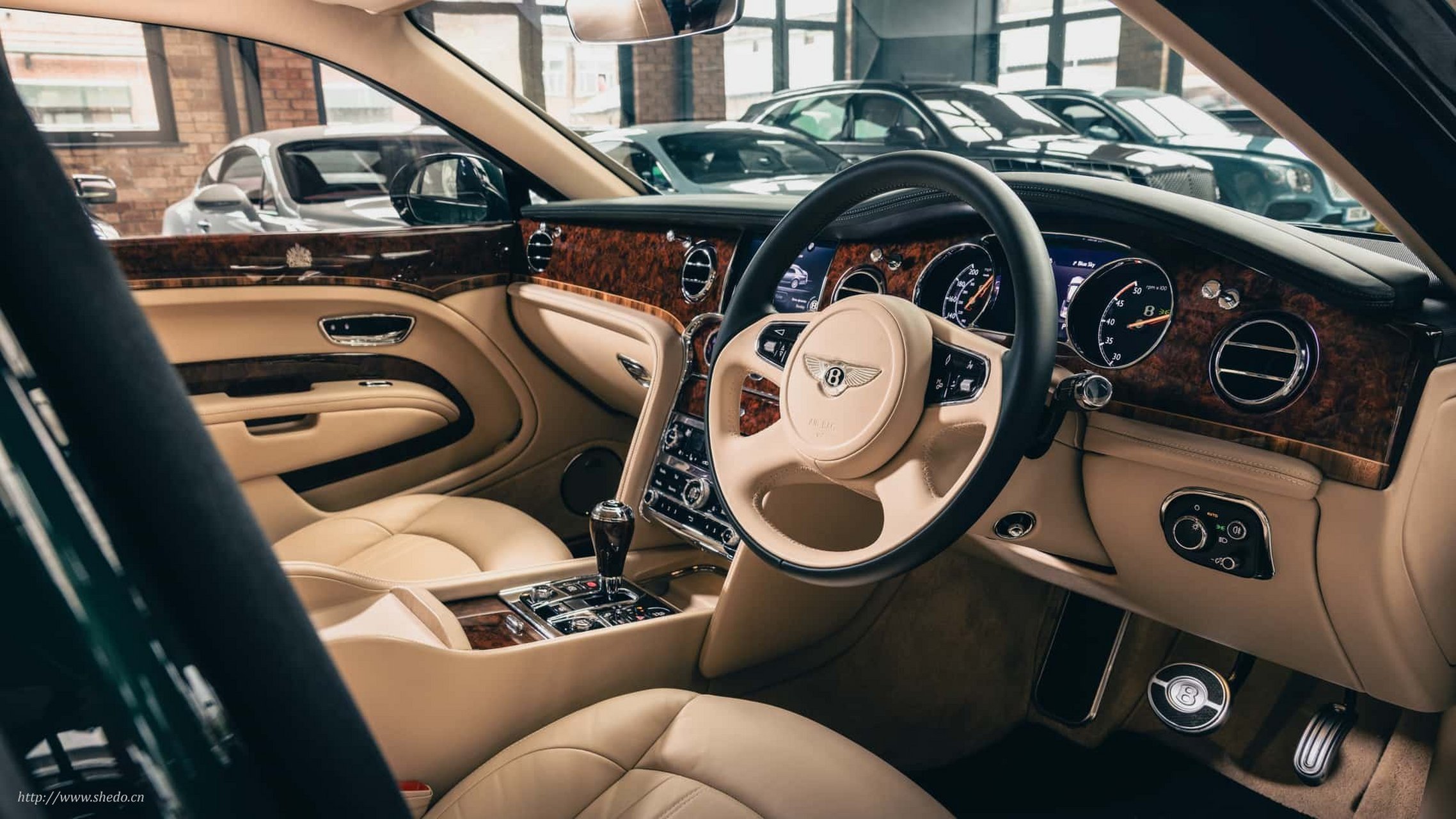 宾利慕尚(bentley mulsanne)作为奢华,工艺和帝王优雅的见证,在2020年