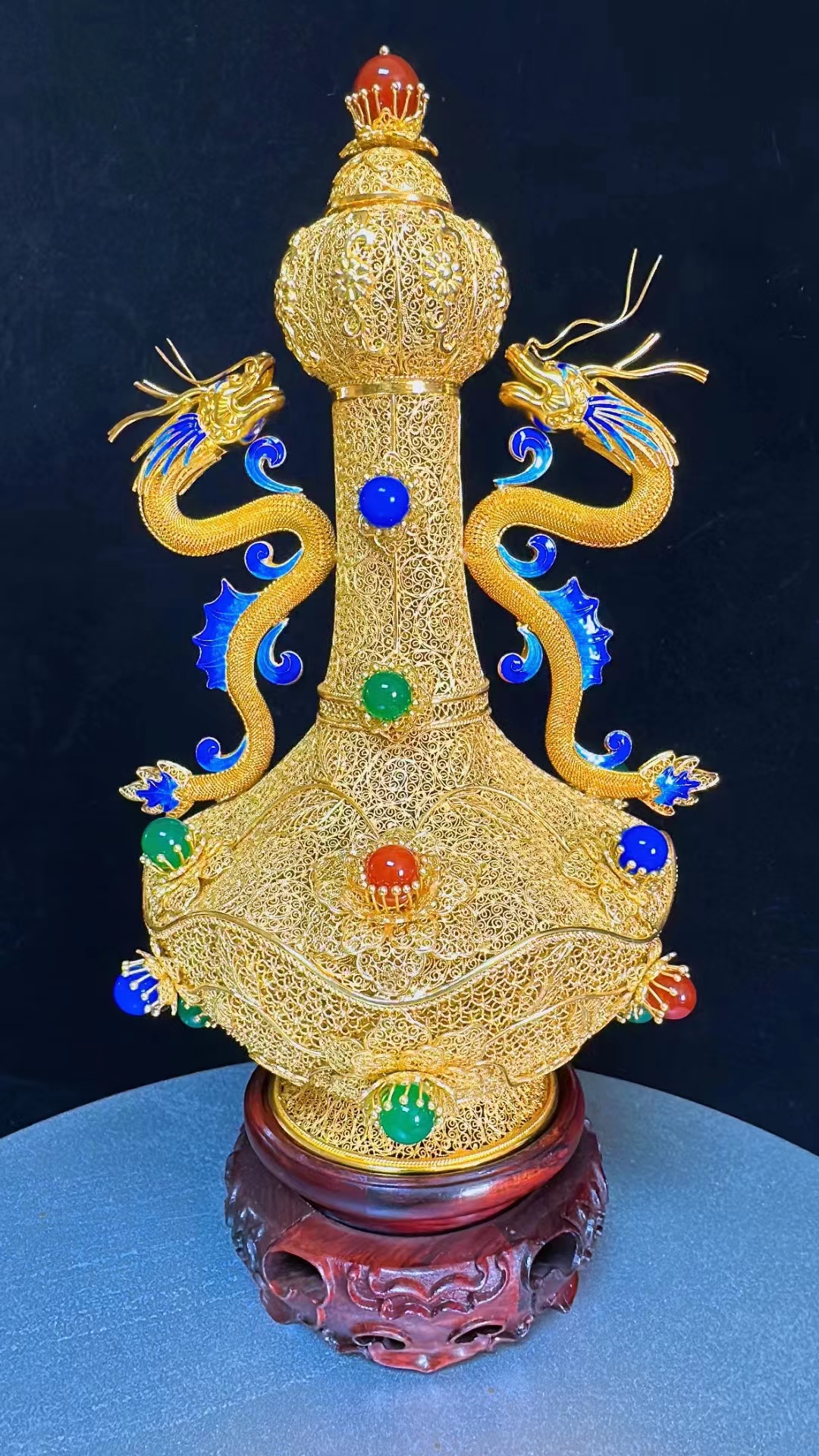 曾建中大师花丝镶嵌《垒丝嵌宝腾龙牡丹蒜头瓶》技艺精湛