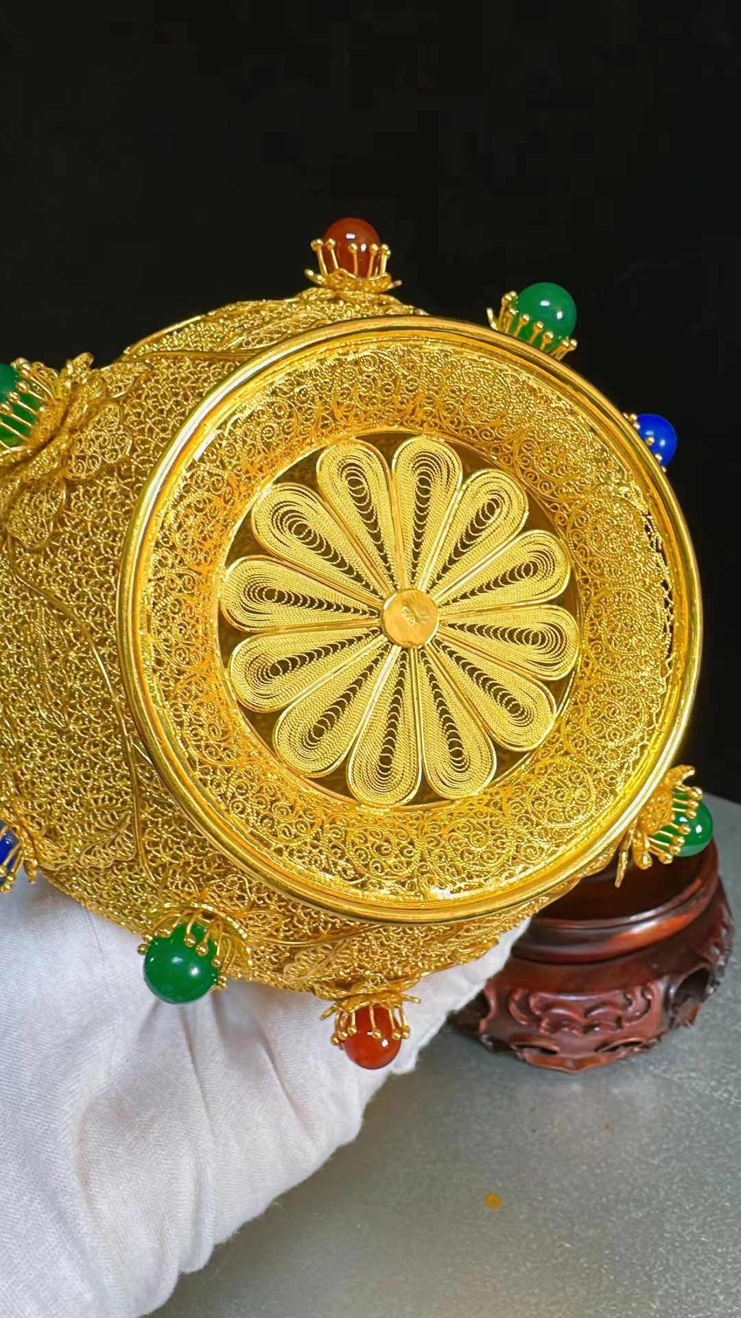 曾建中大师花丝镶嵌《垒丝嵌宝腾龙牡丹蒜头瓶》技艺精湛