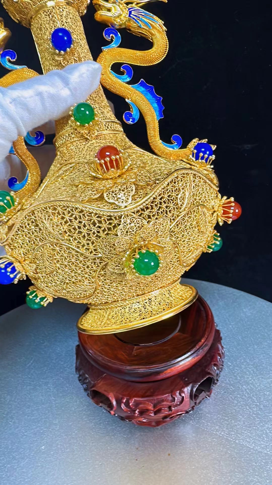 曾建中大师花丝镶嵌《垒丝嵌宝腾龙牡丹蒜头瓶》技艺精湛