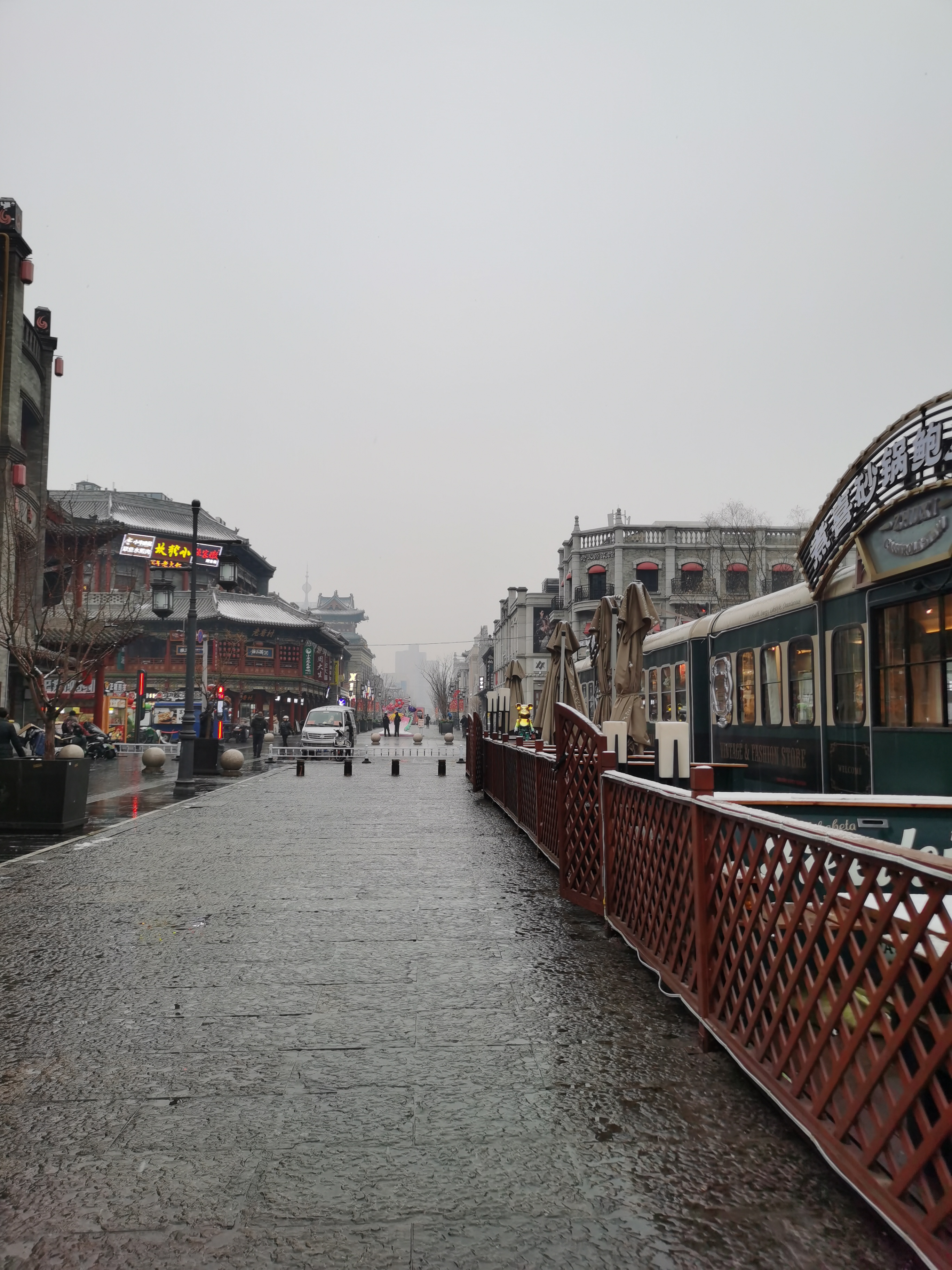2024年第一场雪新的一年新的衣装走在青石板路上潮湿的空气显得