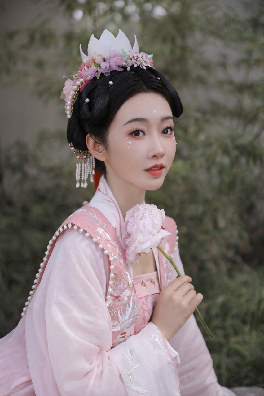 宣璐古装造型好美,身穿粉色罗裙搭配精美妆容,似秦淮八艳柳如是的既视