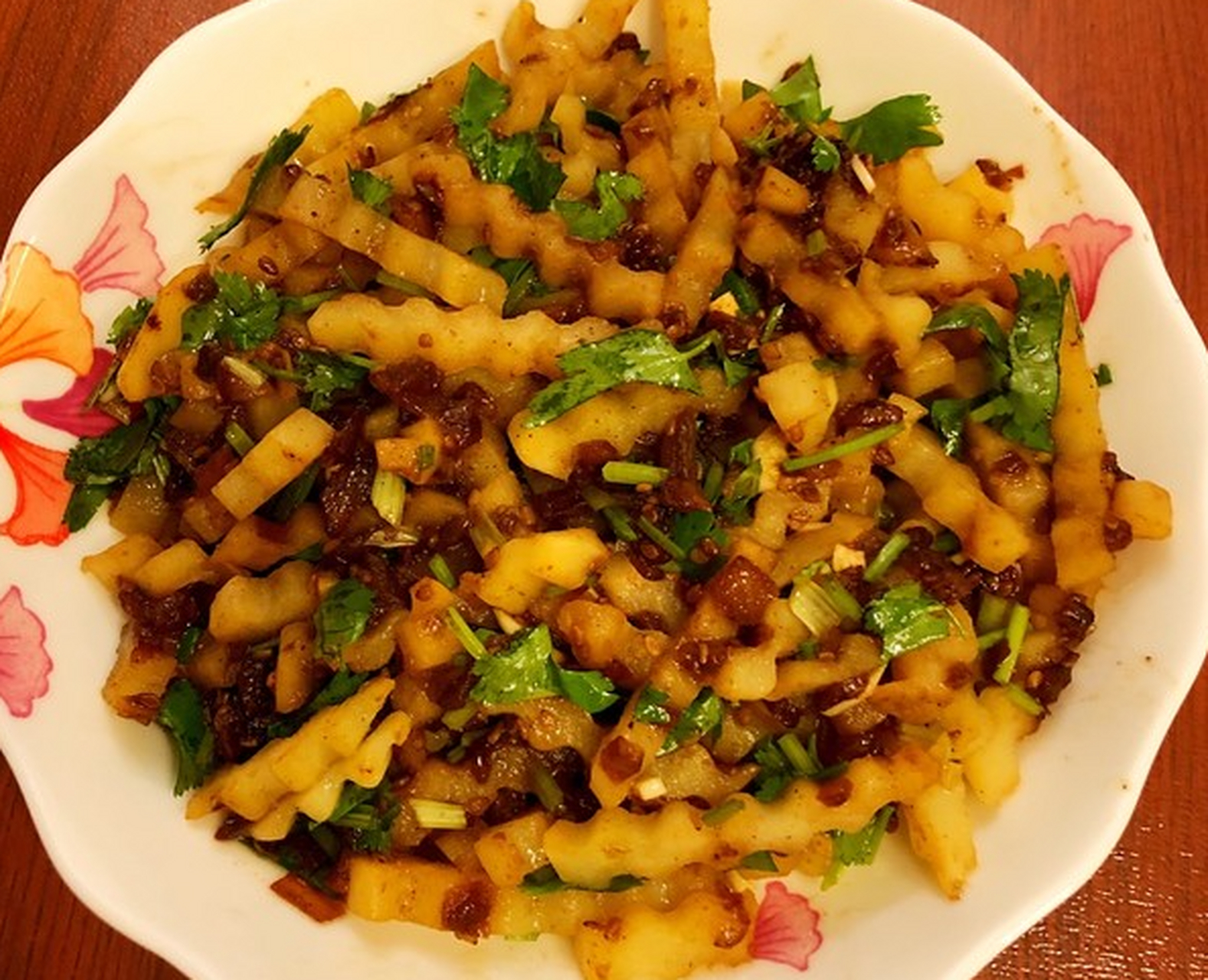 制作松散不粘连的家常洋芋菜肴需要选择新鲜的洋芋,煮熟后及时冷却